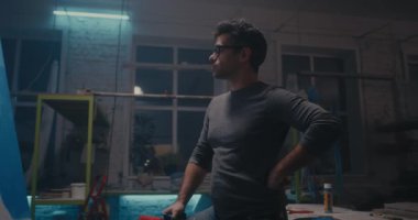 Stüdyoda profesyonel ressam resmi