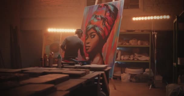 Homem criando retrato de mulher negra — Vídeo de Stock