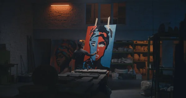 Peinture d'artiste anonyme portrait en studio sombre — Photo