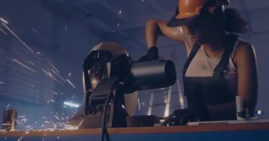 Metal testere üzerinde çalışan güçlü bir kadın.