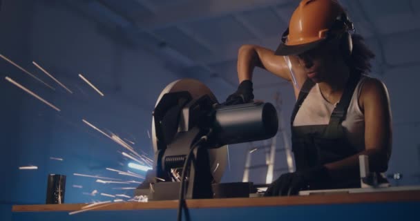 Mujer profesional en el banco de trabajo con sierra de corte de metal — Vídeo de stock