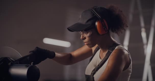 Mujer negra profesional trabajando en equipos de corte de metal — Vídeo de stock