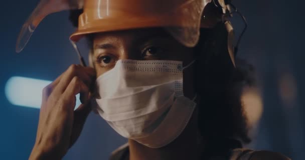 Trabajadora agotada en hardhat quitando máscara médica — Vídeos de Stock