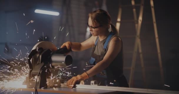 Mujer profesional que trabaja en equipos de corte de metal — Vídeo de stock
