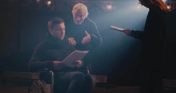 Aktorzy ćwiczący sztukę z reżyserem — Wideo stockowe
