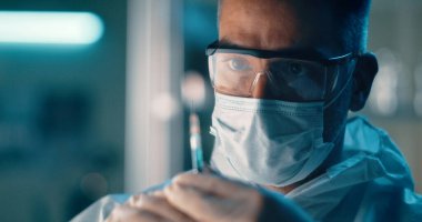 Doktor şırıngayı ilaçla hazırlıyor.