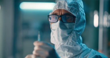 Hastanede çalışan şırıngalı bir doktor.