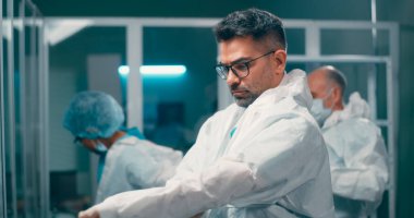 Doktorlar hasta hastalarla çalışmaya hazırlanıyor.