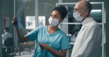 Siyahi doktor olgun meslektaşımla röntgen çekiyoruz.