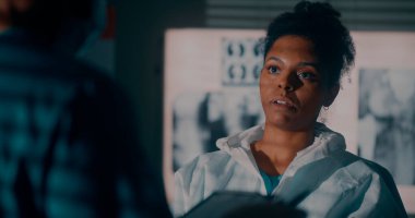 Siyahi doktor iş sırasında meslektaşıyla konuşuyor.