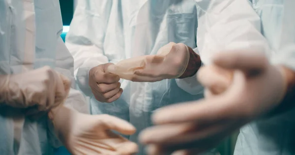 Médecins des cultures portant des gants — Photo