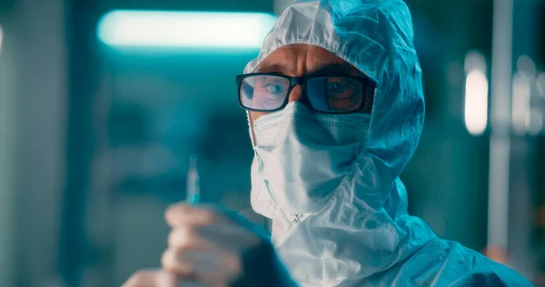 Doctor with syringe working in hospital — Stock Photo, Image