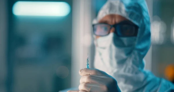 Лікар з шприцом, що працює в лікарні — стокове фото