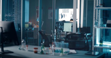 Laboratuvarda aşılı bir masa.