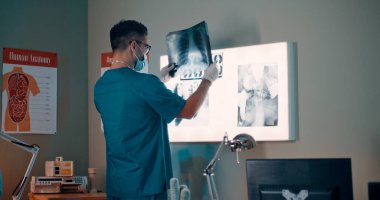 Doktor, lambaya karşı akciğerleri inceliyor.