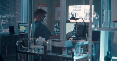 Laboratuvarda bilgisayar kullanan doktor.