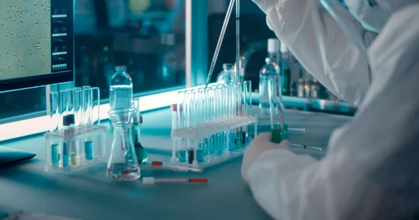 Médico de cultivos investigando vacuna en laboratorio moderno —  Fotos de Stock