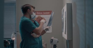 Tıbbi uzmanlar akciğerlerinin röntgenini tartışıyor.