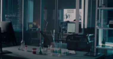 Laboratuvarda aşılı bir masa.