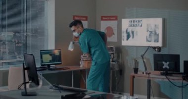 Maske dezenfekte laboratuvarındaki adam.