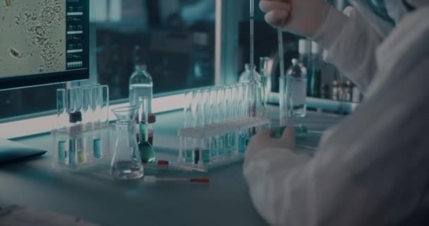 現代の研究室でワクチンを研究する作物医師 — ストック動画