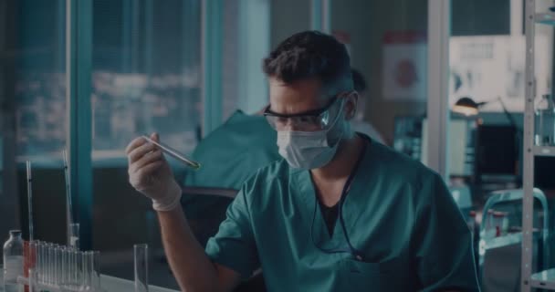 Man in mask using smartphone in lab — Stock Video