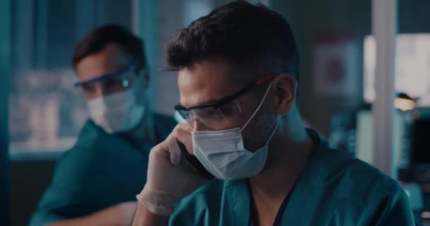 Médico masculino hablando en smartphone en laboratorio — Vídeos de Stock