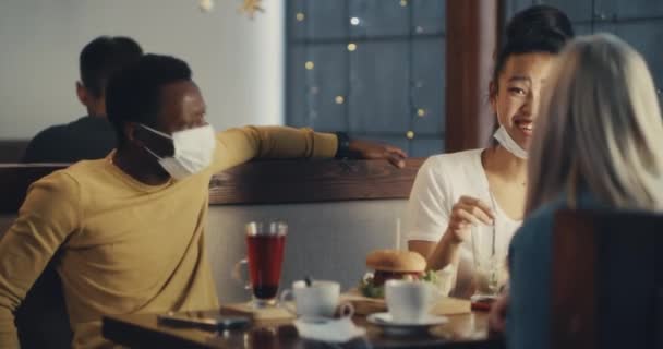 黒男でマスクで話す多民族女性でカフェ — ストック動画