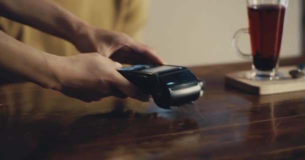 Oříznout muže platící mikročipem RFID za jídlo z kavárny — Stock video