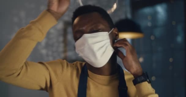 방패로 의료용 마스크를 벗는 흥분 한 남자 — 비디오