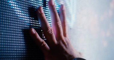 Ekin teknisyeni LED ekrana dokunuyor