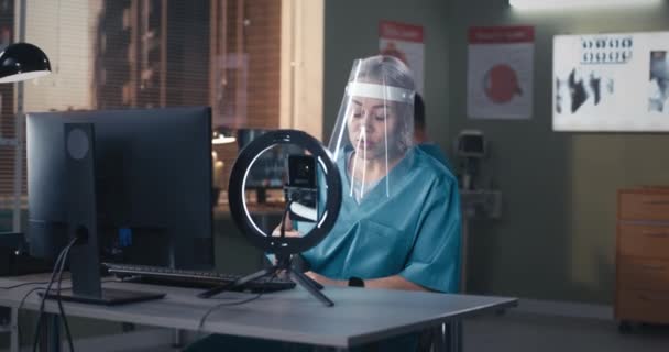 Médico haciendo videollamadas durante pandemia — Vídeos de Stock