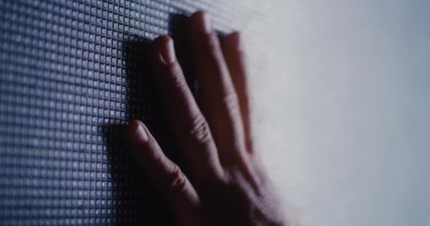 Технік обрізання, який торкається світлодіодного дисплея — стокове відео