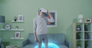 Olgun adam sanal gerçekliği keşfediyor.