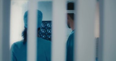 Hastanede röntgen cihazıyla tanınmayan çeşitli doktorlar var.