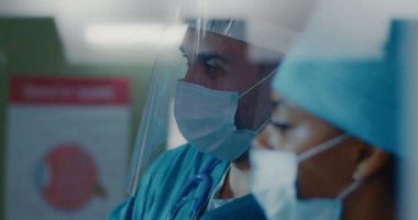 Çeşitli doktorlar test sonuçlarını tartışıyor