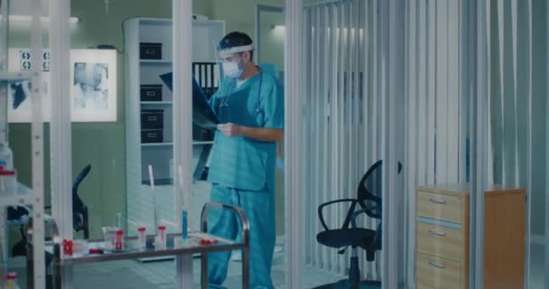 Dokter toont röntgenfoto aan patiënt — Stockvideo
