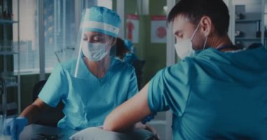 Siyahi doktor klinikte aşı yapıyor.