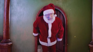 Noel Baba sihir atölyesine giriyor.