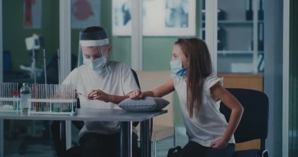 住院接种疫苗期间的儿童 — 图库视频影像