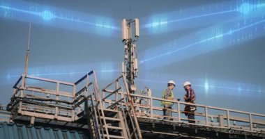 Erkek mühendisler kule yakınlarında konuşuyorlar.