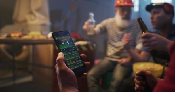 Muži s chytrým telefonem sledování zápas na tabletu s přáteli — Stock video
