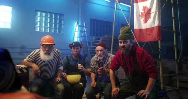 Šťastní mužští fanoušci slaví Kanadské vítězství — Stock video
