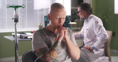 Kanser hastası doktorun yanında dua ediyor.