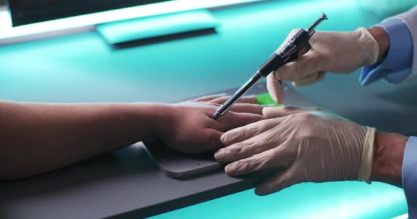 Oříznout vědec implantující mikročip do ruky pacienta — Stock video