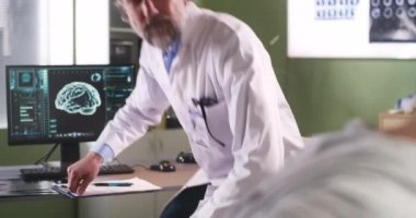 Onkolojist dua eden hastaya iyi haberler veriyor.