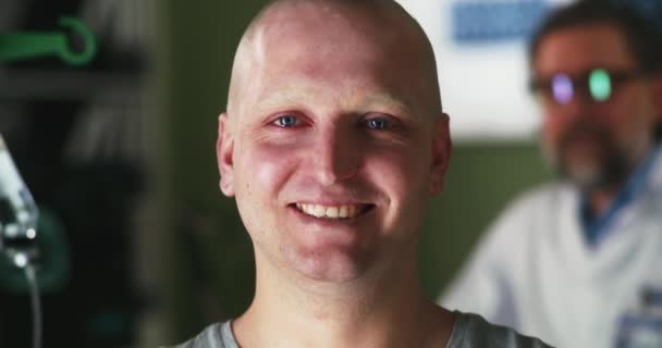 Feliz paciente oncológico sonriendo a la cámara — Vídeo de stock