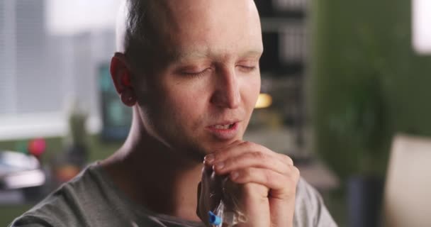 Kale man bidt in oncologie kliniek — Stockvideo