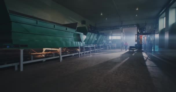 Trabajadores caminando en taller de fábrica — Vídeos de Stock