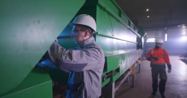 Kontrolleur überprüft Fabrikarbeiter bei Reparatur — Stockvideo